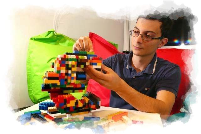 Adulto jugando con bloques lego