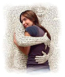 Libro abrazando a una lectora
