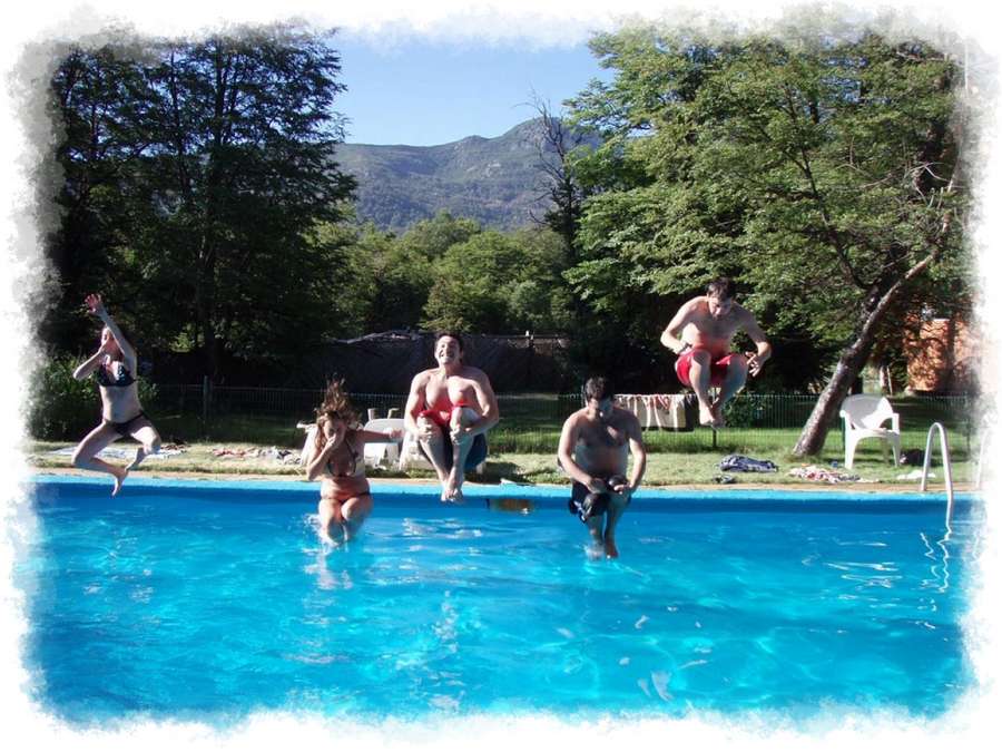adultos saltando piscina